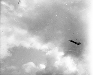 831770 Afbeelding van een laagvliegend Amerikaanse B-17 (Flying Fortress) vliegtuig, boven het afwerpterrein ...